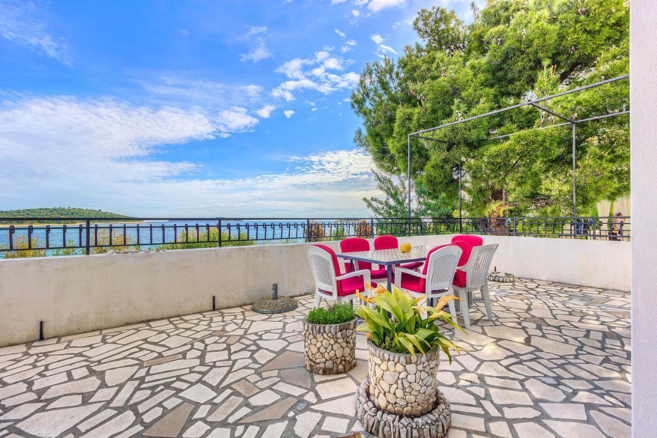 Family Friendly Seaside Apartments Rogoznica - 2010 Екстер'єр фото