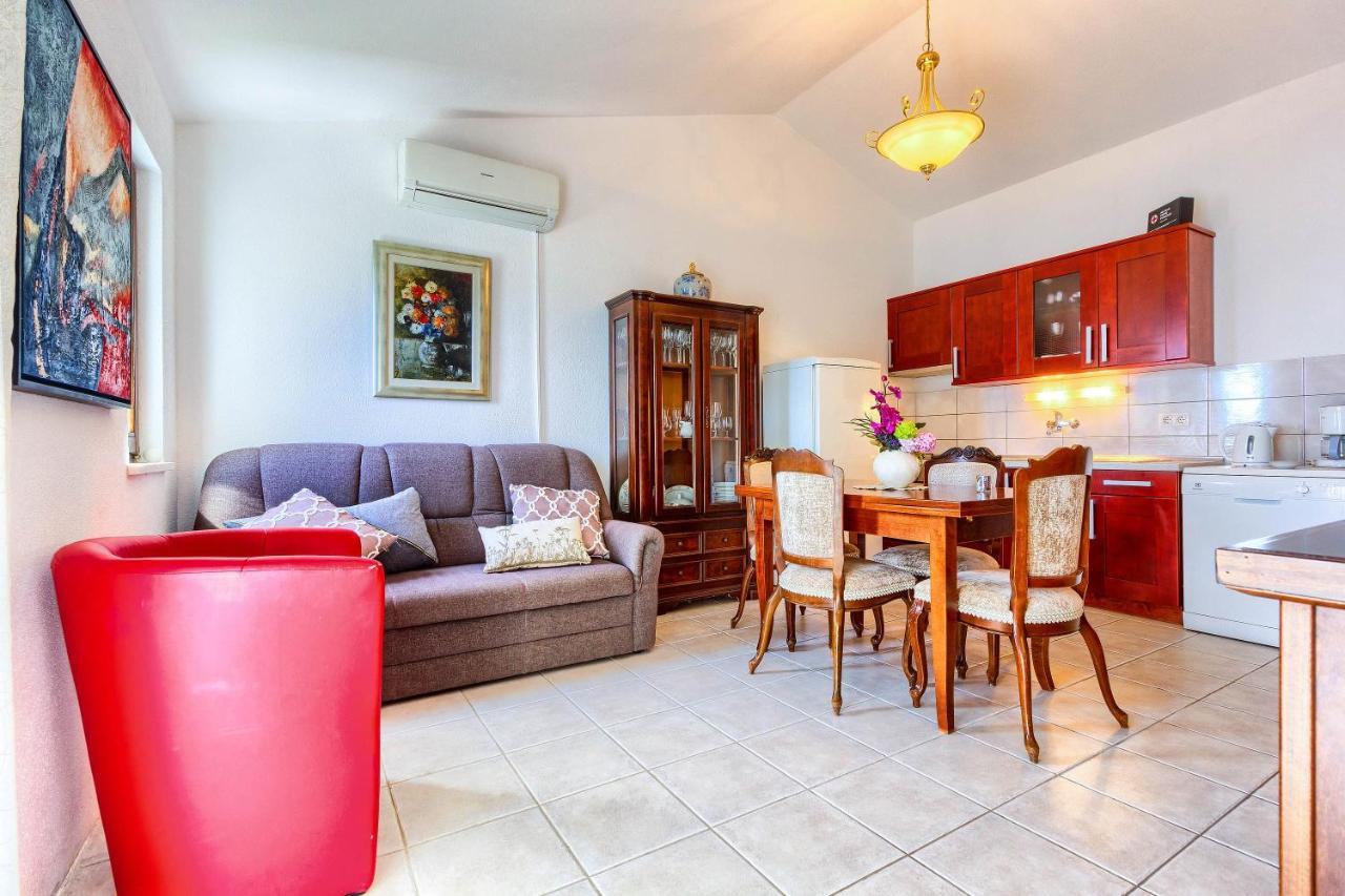 Family Friendly Seaside Apartments Rogoznica - 2010 Екстер'єр фото