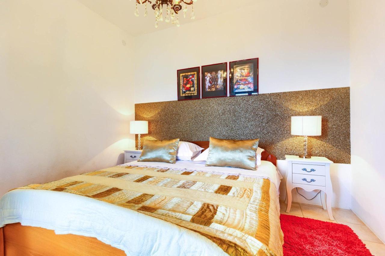 Family Friendly Seaside Apartments Rogoznica - 2010 Екстер'єр фото