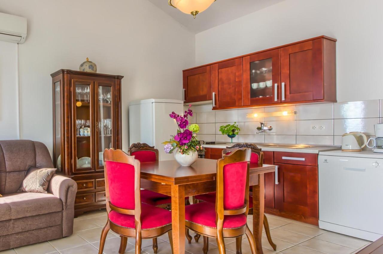 Family Friendly Seaside Apartments Rogoznica - 2010 Екстер'єр фото