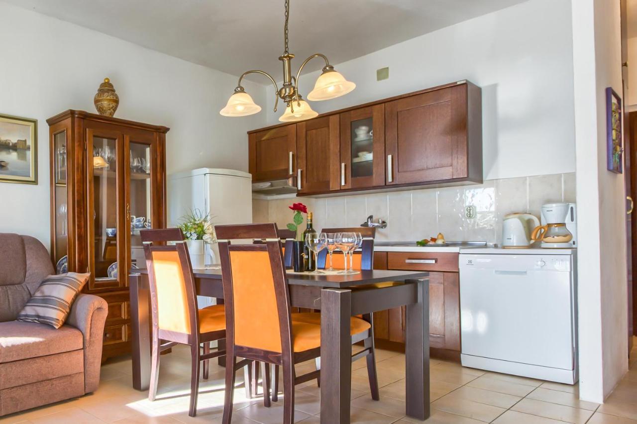 Family Friendly Seaside Apartments Rogoznica - 2010 Екстер'єр фото