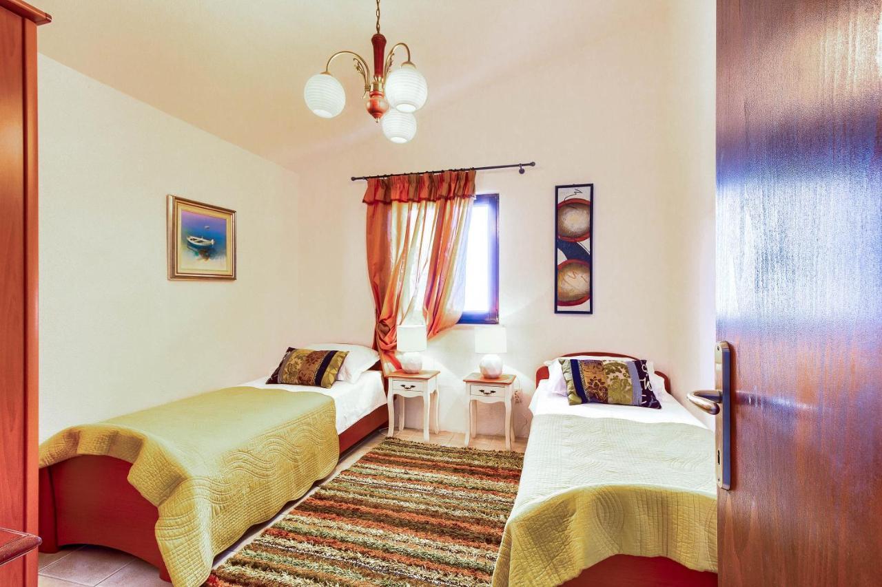 Family Friendly Seaside Apartments Rogoznica - 2010 Екстер'єр фото